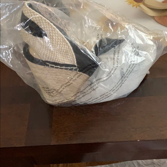 NIB Vince Camuto Size 5 wedges - Picture 4 of 9